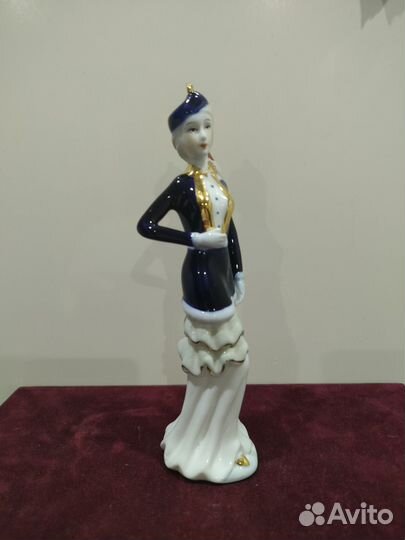 Винтажная фарфоровая статуэтка