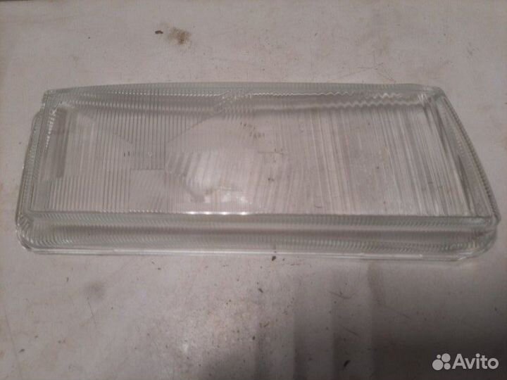 Стекло фары правой Volkswagen Passat B4