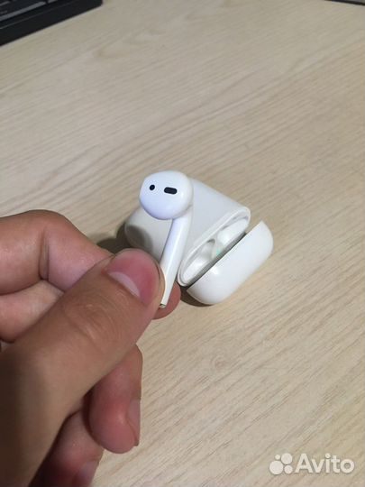 Airpods 1 (один правый наушник с кейсом)