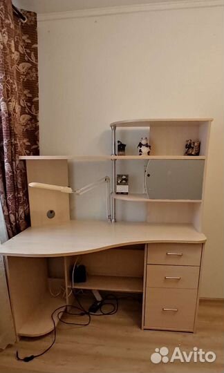 Угловой письменный стол бу с полками