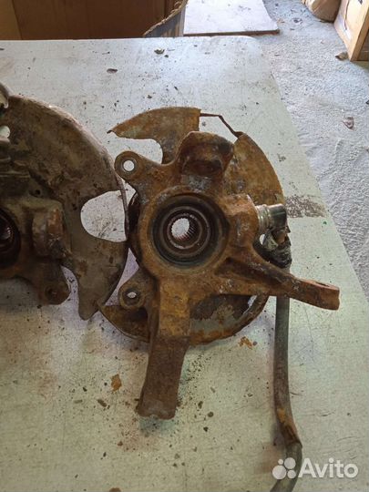 Поворотный кулак Nissan Sunny Ниссан Санни