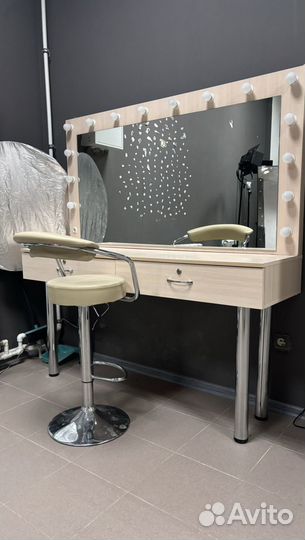 Туалетный стол с зеркалом