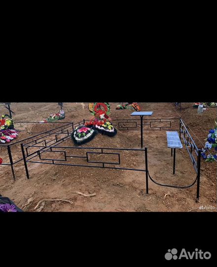 Столы скамейки на кладбище