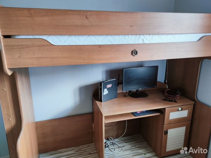 Кровать чердак со столом бу