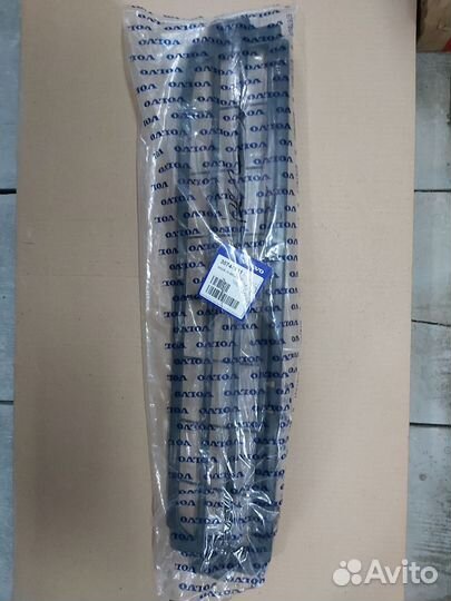 Решетка радиатора нижняя центральная на Volvo S40