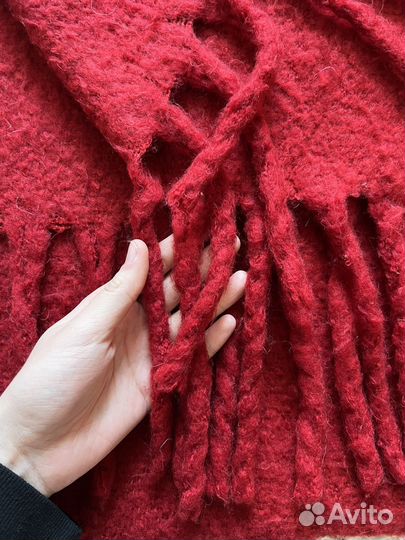 Красный шарф