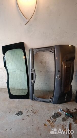Заднее стекло крышки багажника Nissan note