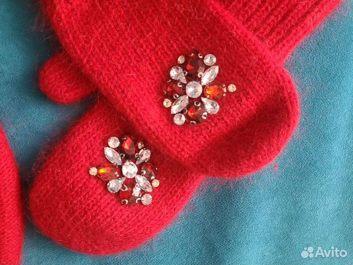 Берет и варежки со стразами