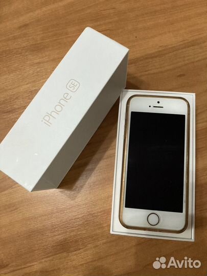 Телефон iPhone SE