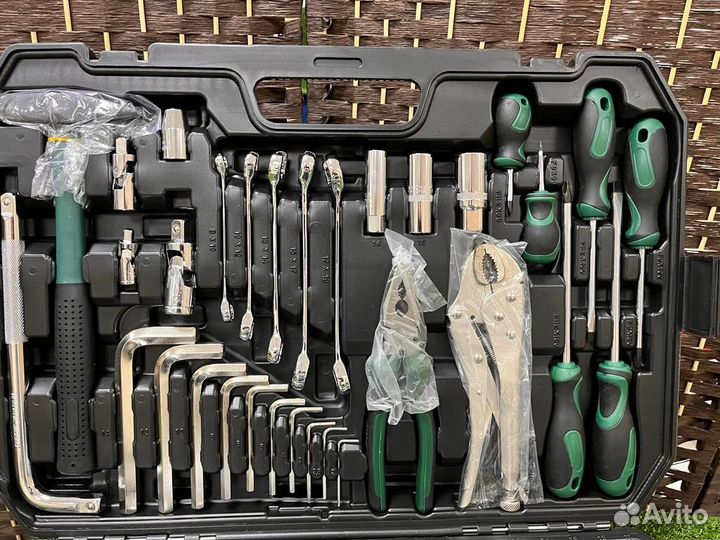 Набор инструментов в чемодане