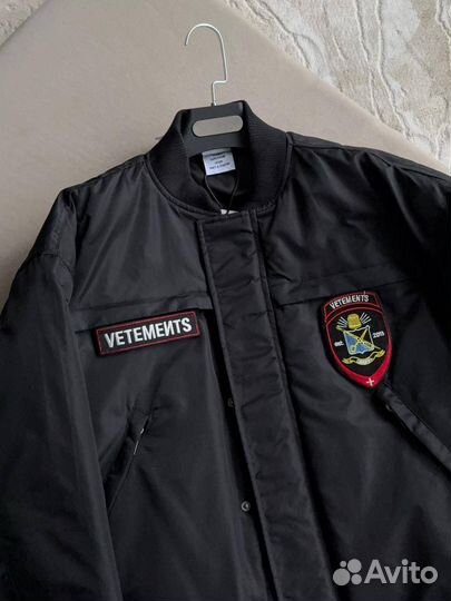 Бомбер vetements police на руках oversize