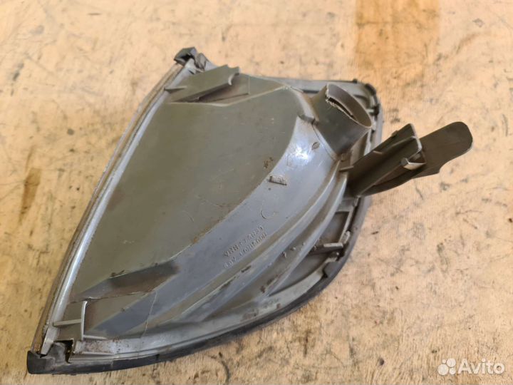 Передний правый поворотник Mercedes W140