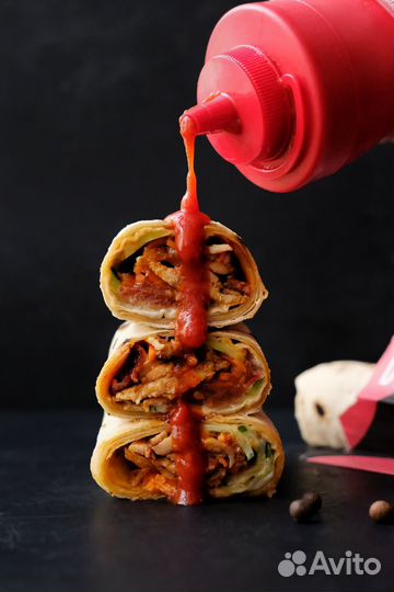 Продавец в кафе стритфуд шаурма