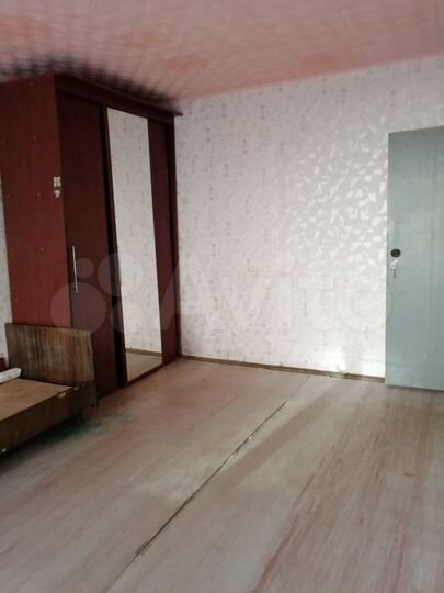 Доля в 2-к. квартире, 54 м², 1/5 эт.