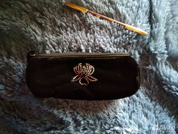 Косметички Sisley, Guerlain и сумочки брендов