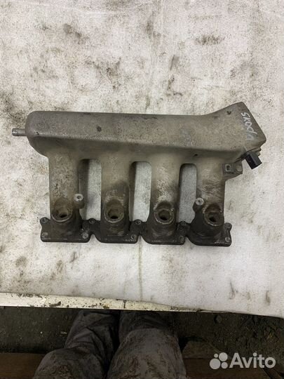 Коллектор впускной Skoda Octavia A4 1.8