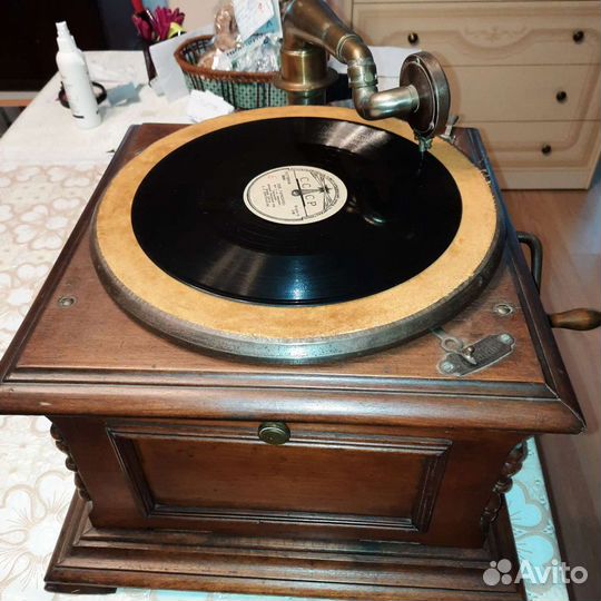 Граммофон swiss. Старинный.Швейцария