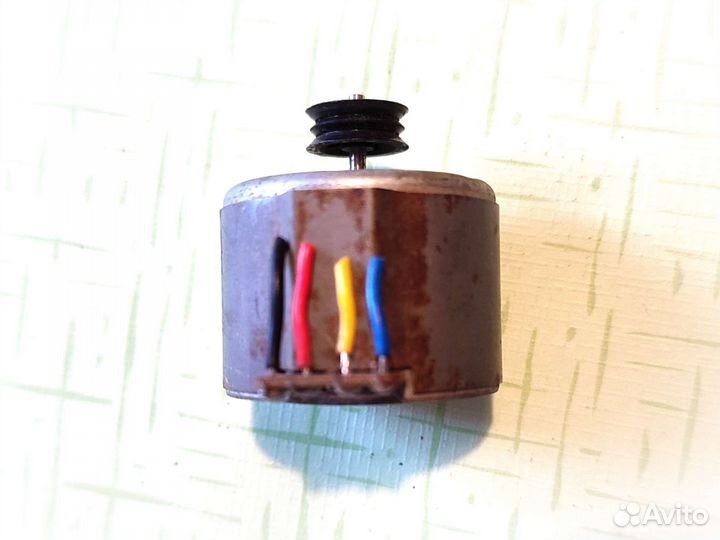 Двигатель магнитофона - 7.5 В