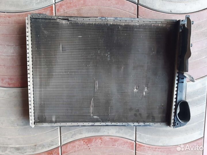 Радиатор охлаждения Мерседес 220 б/у