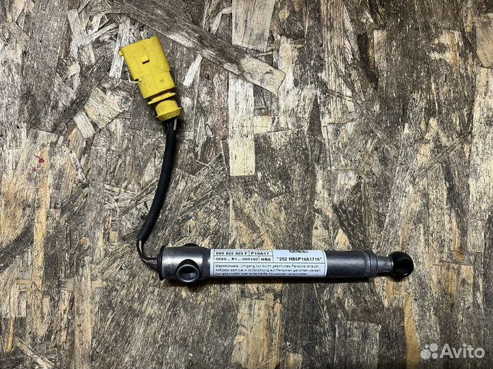 Пиропатрон капота Audi A3 8V0823823F