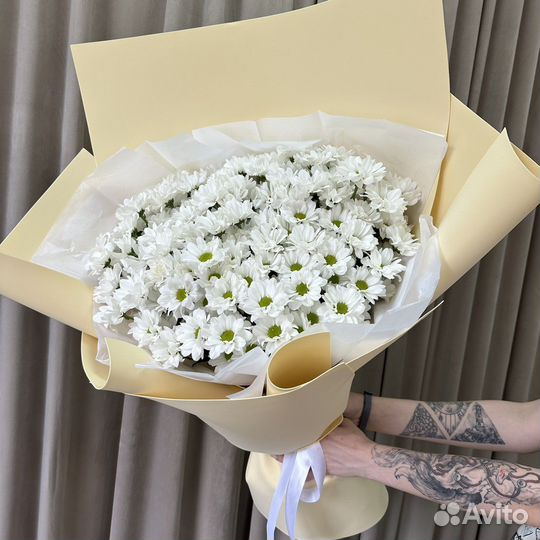 Огромный букет ромашковой хризантемы