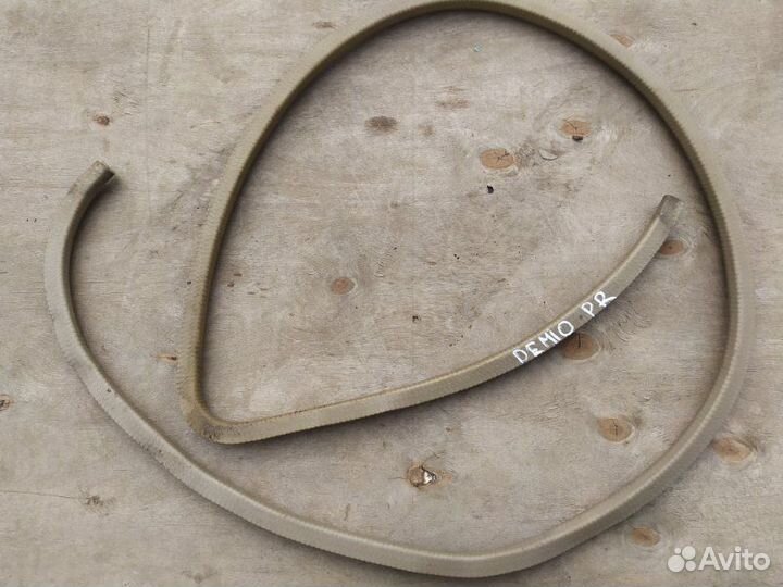 Уплотнительная резинка передняя правая Mazda Demio