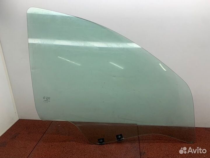 Боковое отпускное стекло переднее правое Renault