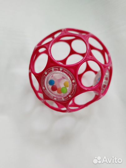 Мяч погремушка oball, малиновый