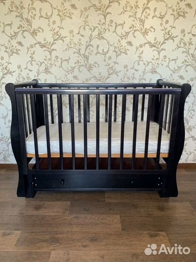Детская кроватка с маятником и ящиком