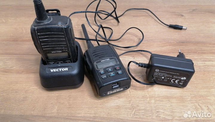 2 рации Vector BT FR 80Li + Зарядная станция