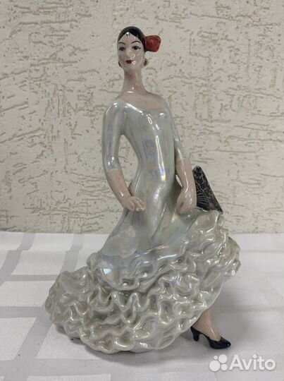 Статуэтка фарфоровая
