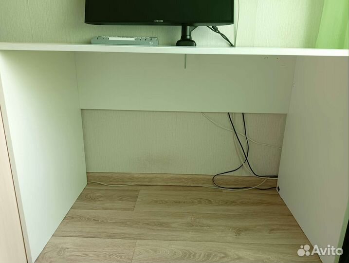 Компьютерный стол белый