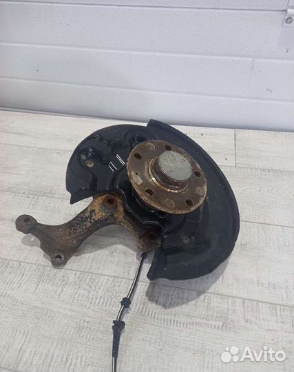 Кулак задний правый VW Volkswagen Jetta 6