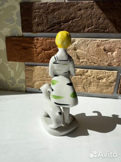 Фарфоровая статуэтка девочка С козленком