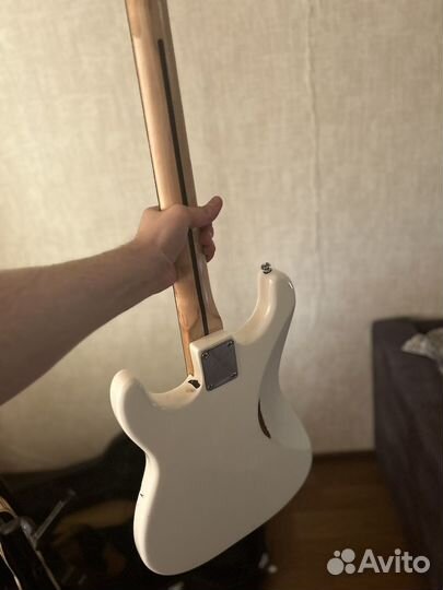 Fender squier stratocaster bullet white (гитара)