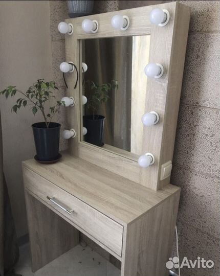 Туалетный столик с зеркалом
