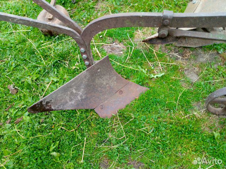 Старые плуг и окучник конные