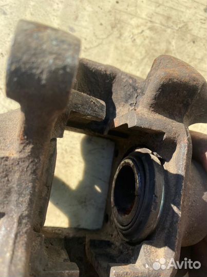 Задний тормозной суппорт Мерседес 140 124