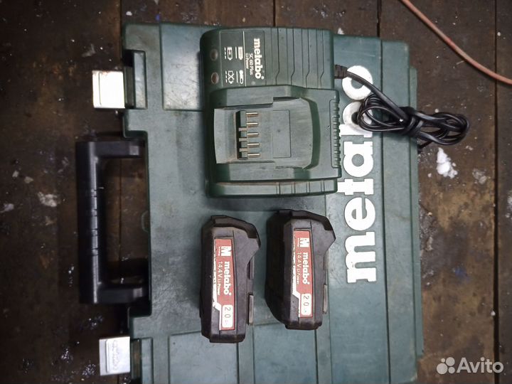 Кейс, зарядка и два аккумулятора