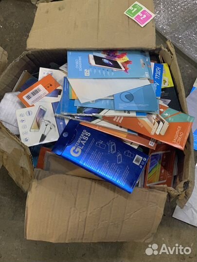 Большая коробка защитных стекл на разнык телефоны