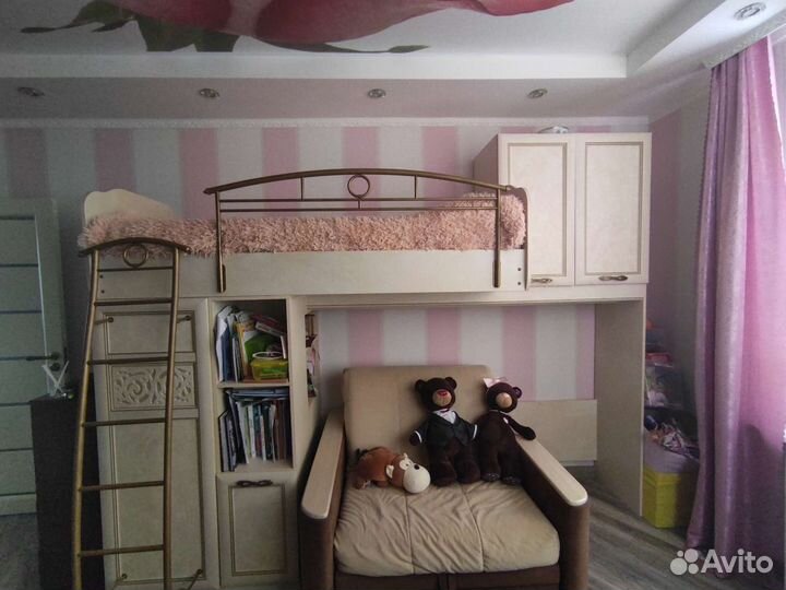 Кровать-чердак со стеллажами, полками и шкафом