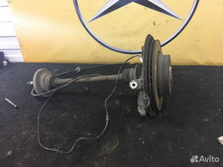 Кулак задний правый Мерседес 219