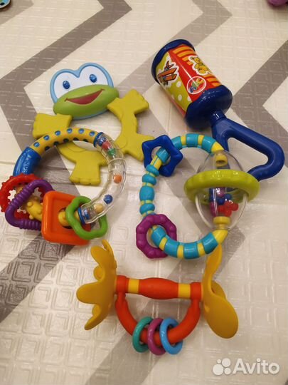 Развивающие игрушки для малыша пакетом
