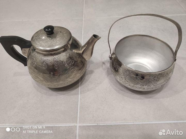 Чайник и сахарница