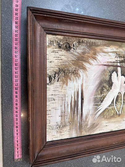 Картина на березовой коре (лебеди)