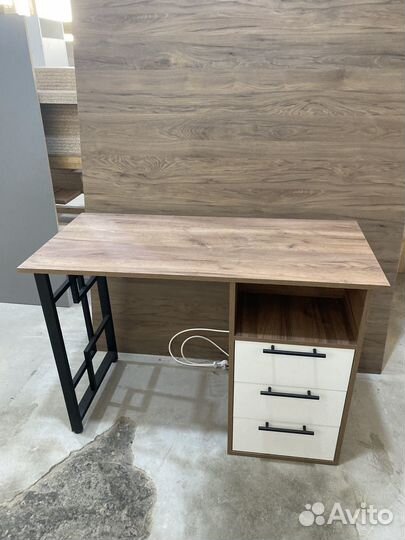 Маникюрный стол