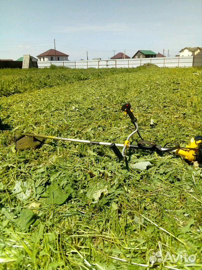 Покос травы тримером. Спил кустарника