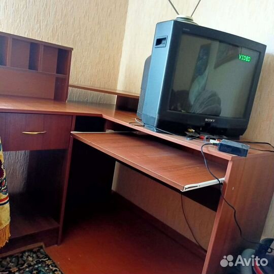 Угловой компьютерный стол