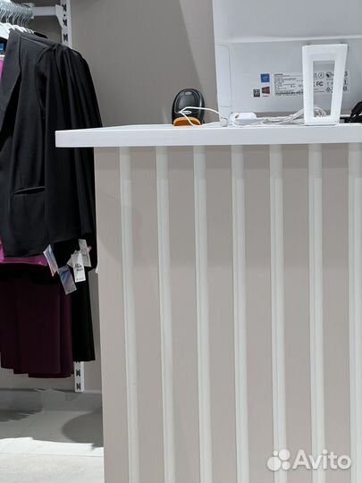 Стойка ресепшн с рейками