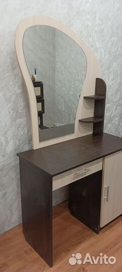Туалетный столик с зеркалом